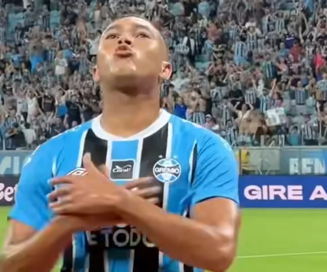 Carlos Vinícius dá show, faz três gols e Grêmio supera Botafogo