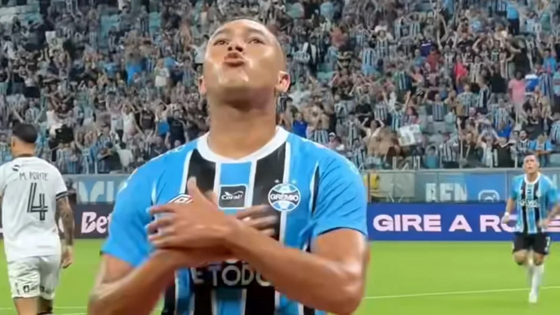 Carlos Vinícius dá show, faz três gols e Grêmio supera Botafogo