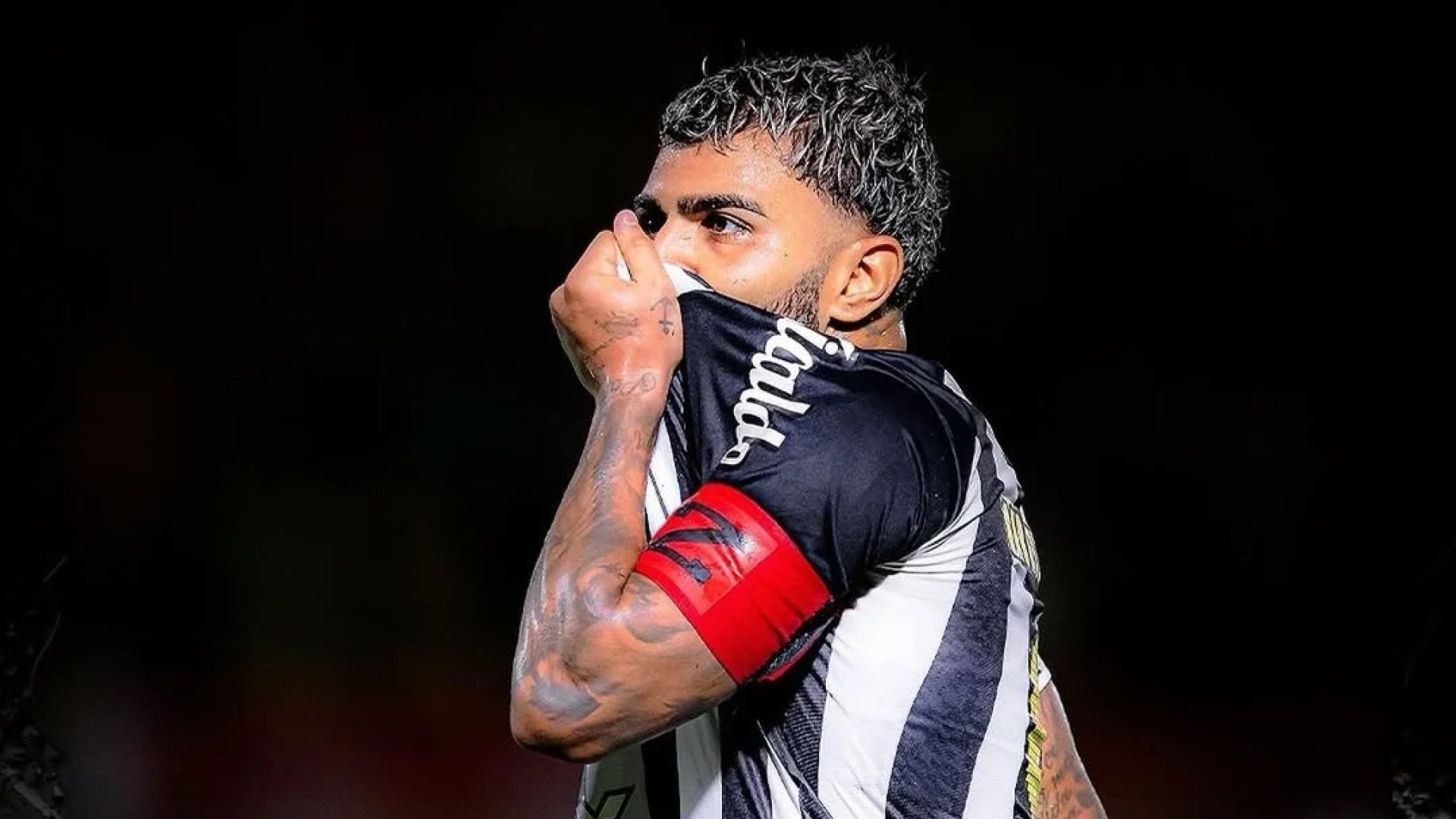 Sem Neymar em campo, Ancelotti vê Gabriel Barbosa fazer 2 gols no empate do Santos
