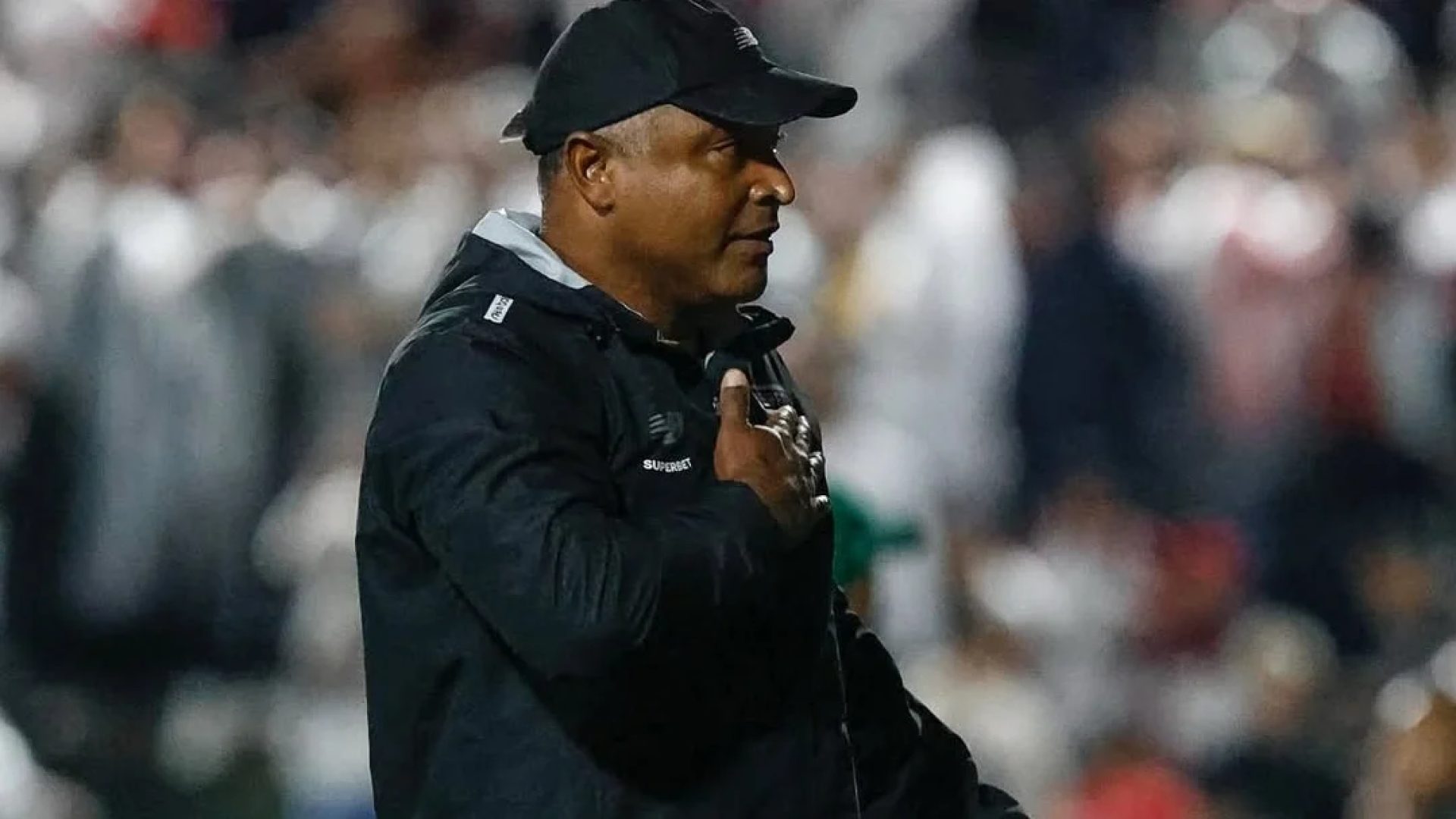 São Paulo vence Chapecoense na estreia de Roger Machado e assume a liderança