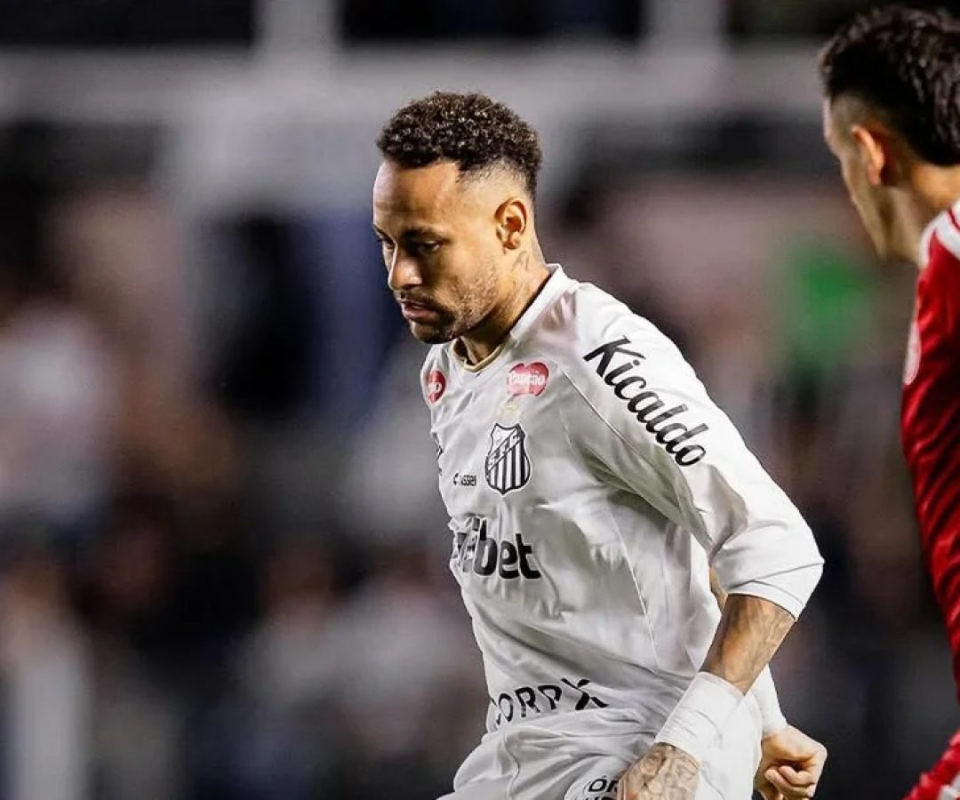 Neymar joga mal, não impressiona Ancelotti, converte pênalti, mas não salva Santos