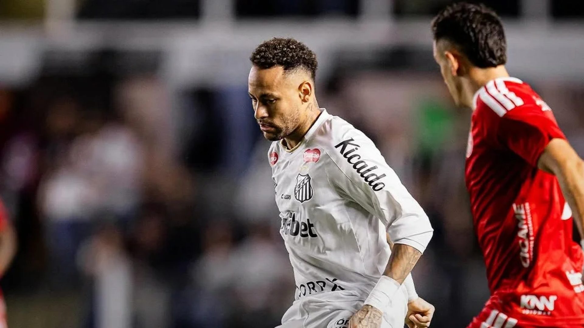 Neymar joga mal, não impressiona Ancelotti, converte pênalti, mas não salva Santos