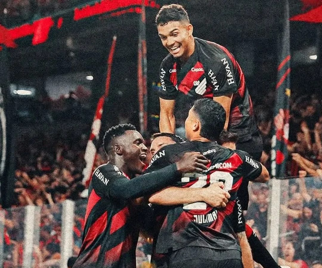 Athletico-PR goleia, assume vice-liderança do Brasileirão e afunda Botafogo