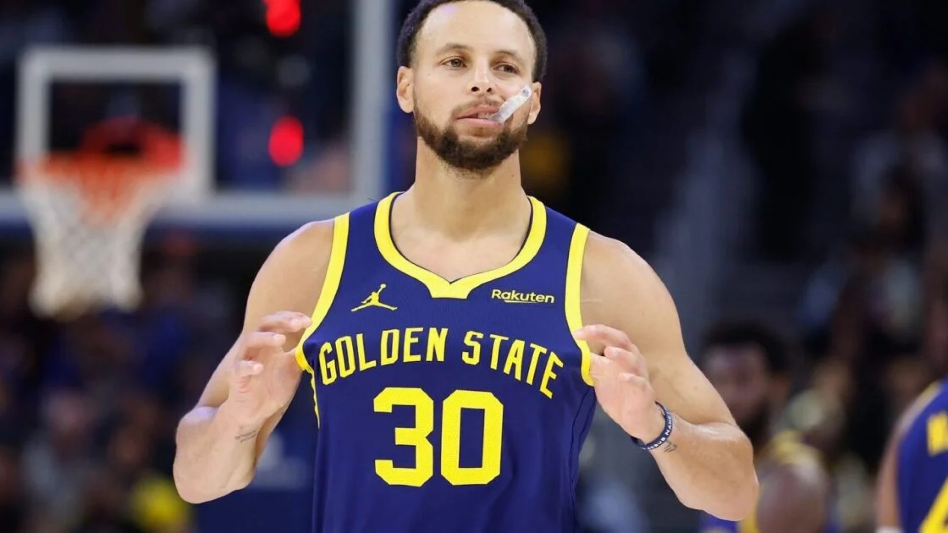 Curry faz 39 pontos no retorno aos Warriors, mas não impede derrota para Timberwolves