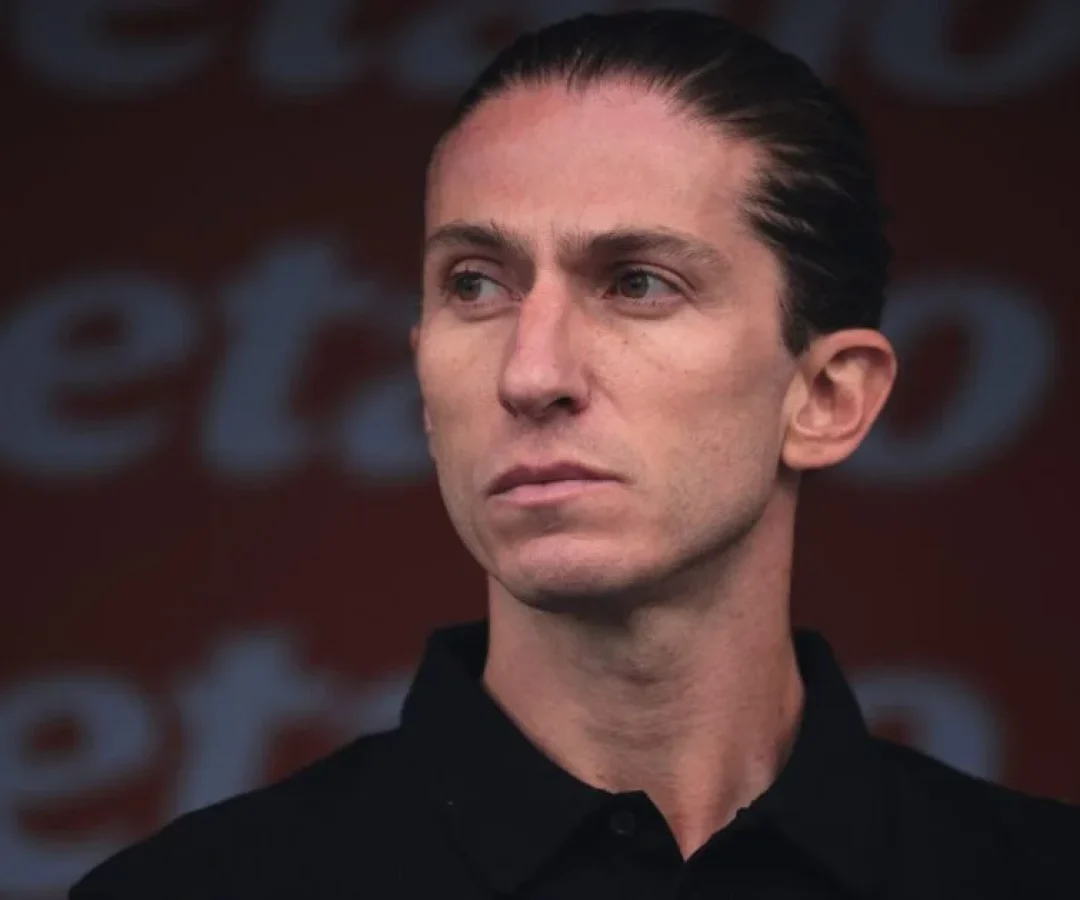 Filipe Luís chega a acordo com Flamengo, encerra novela e renova contrato até 2027