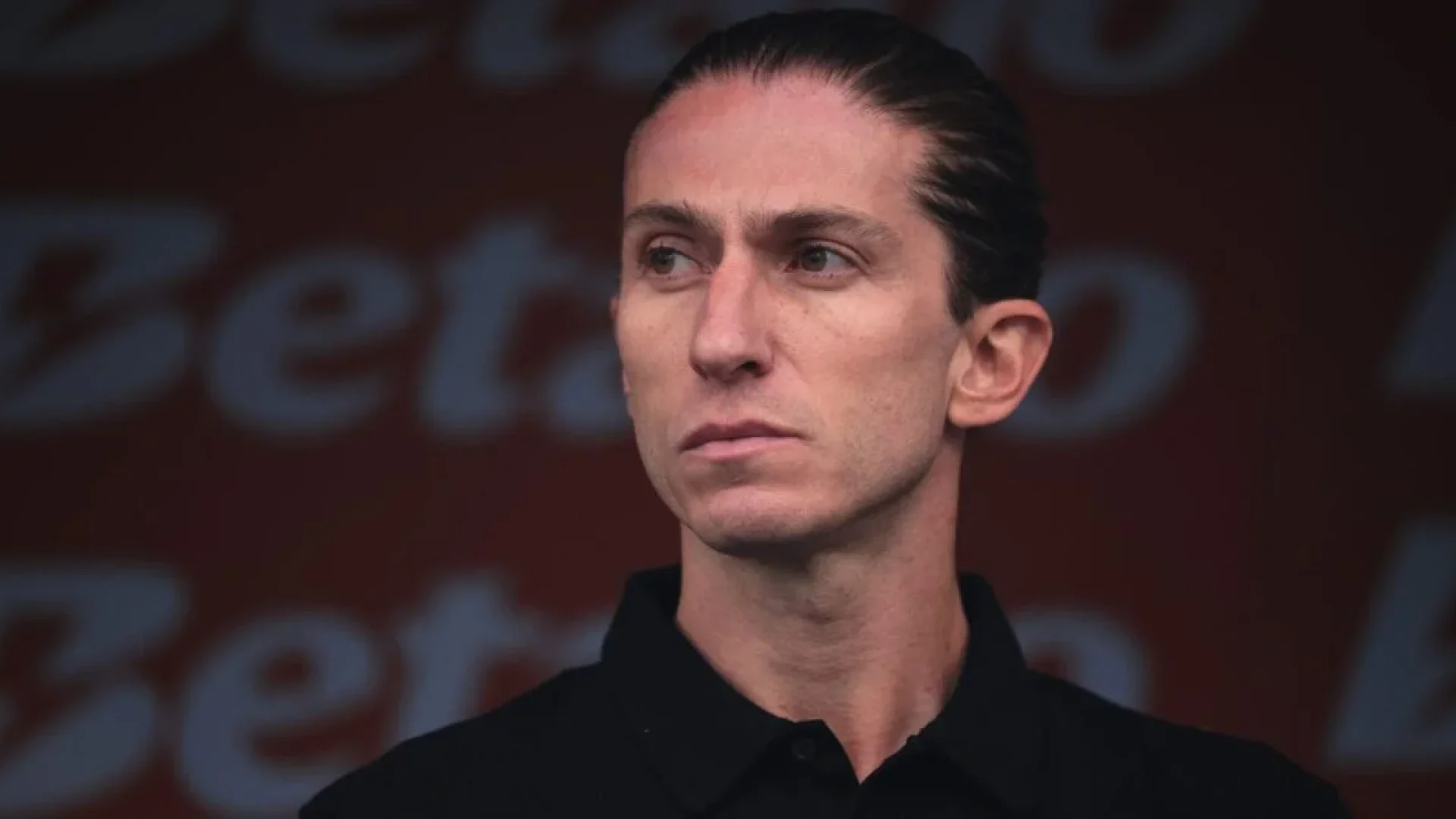 Filipe Luís chega a acordo com Flamengo, encerra novela e renova contrato até 2027