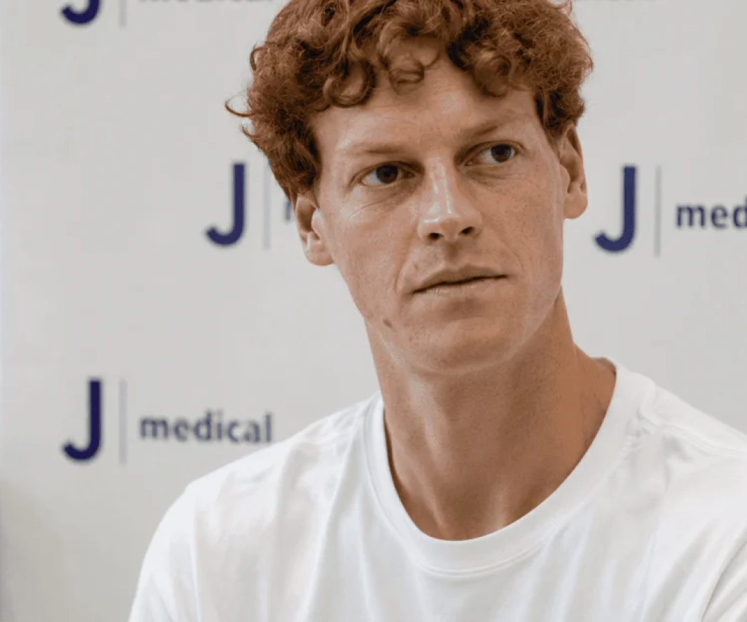 Jannik Sinner visita clínica antes de temporada nos EUA