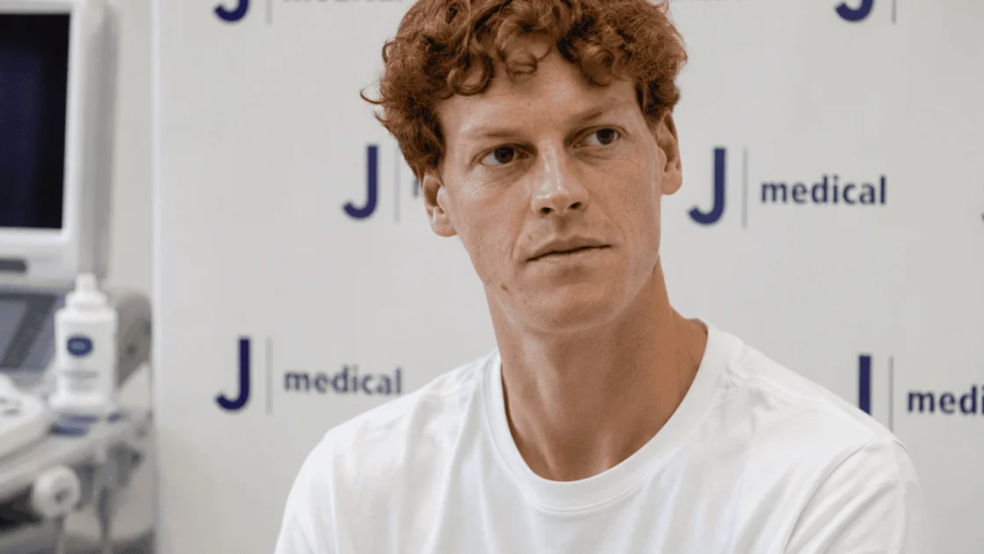 Jannik Sinner visita clínica antes de temporada nos EUA