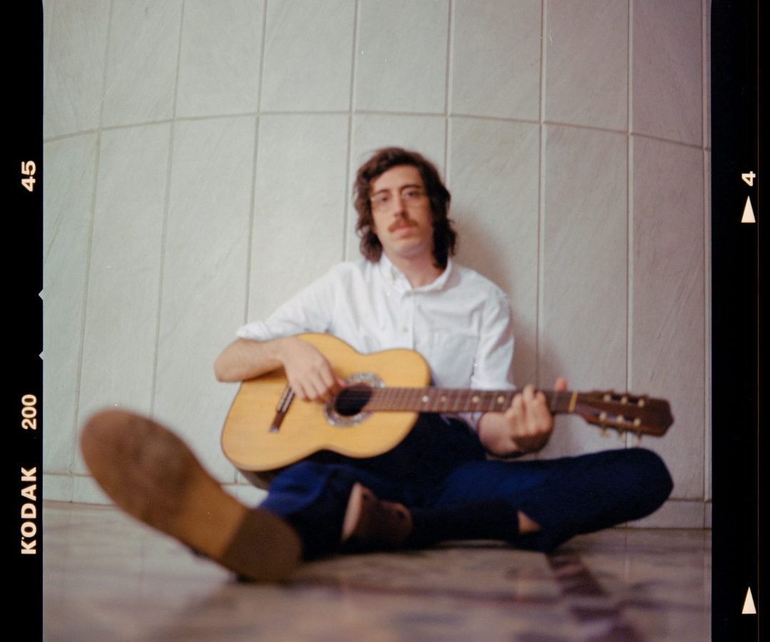 Tim Bernardes se apresenta em Brasília com seu segundo disco “Mil Coisas Invisíveis”