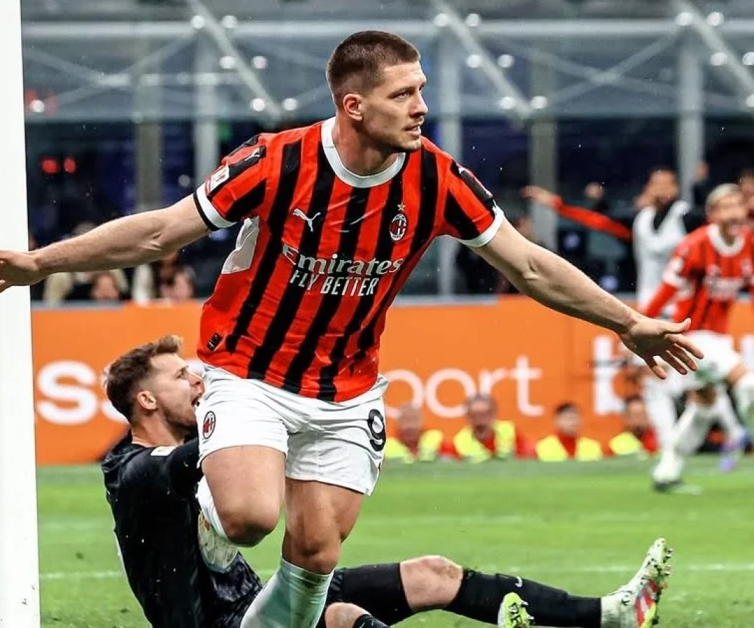 Milan segue líder com derrota do Napoli e aguarda resultado da Inter