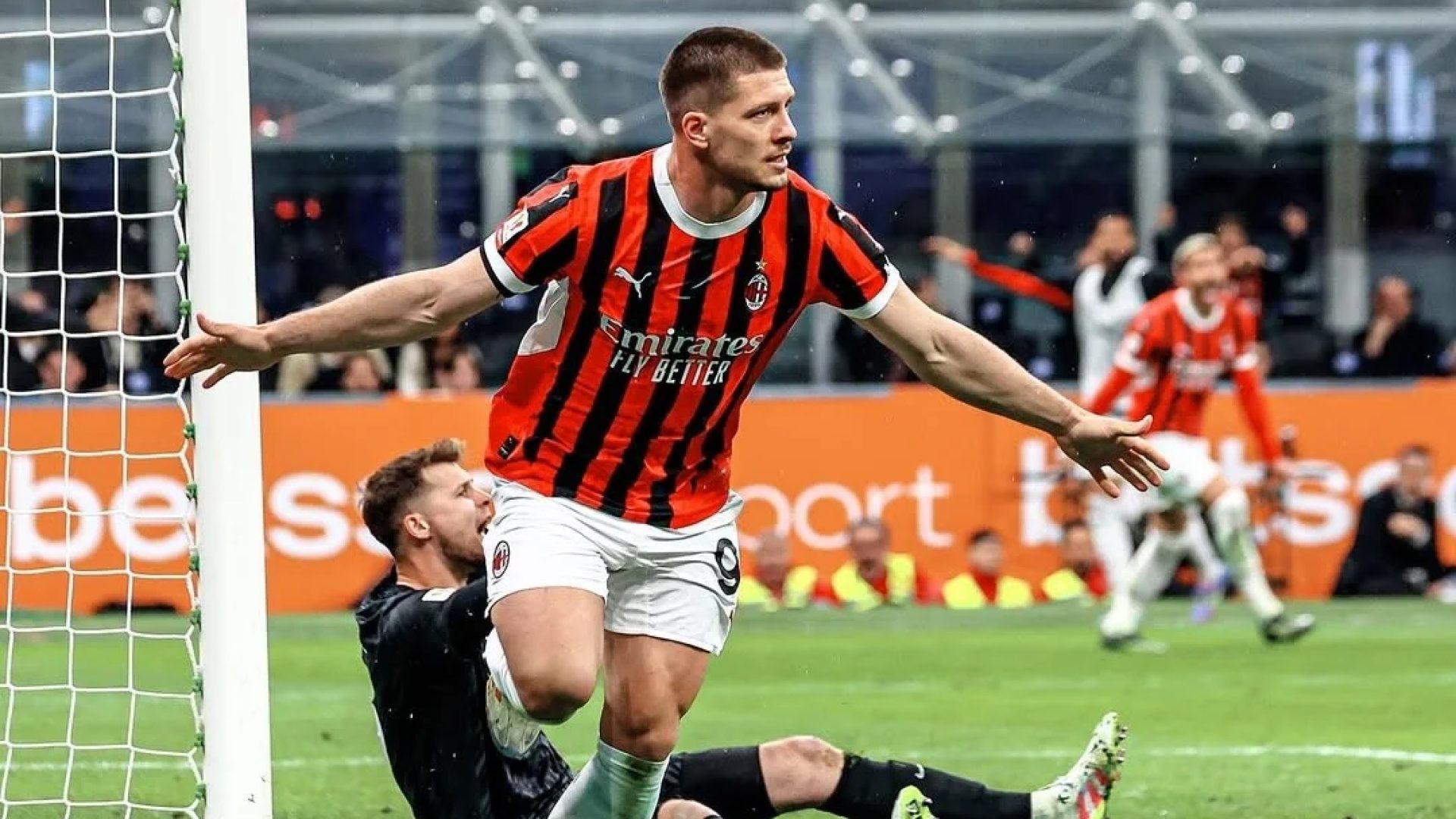 Milan segue líder com derrota do Napoli e aguarda resultado da Inter