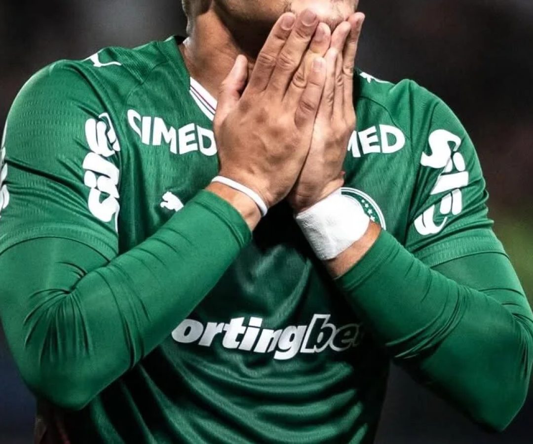 Vitor Roque lesiona tornozelo esquerdo e passa por cirurgia no Palmeiras