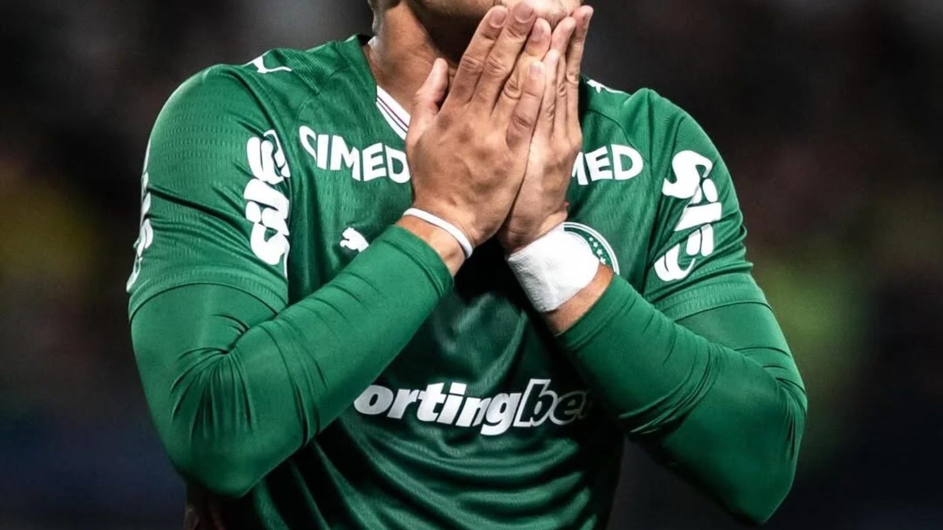 Vitor Roque lesiona tornozelo esquerdo e passa por cirurgia no Palmeiras