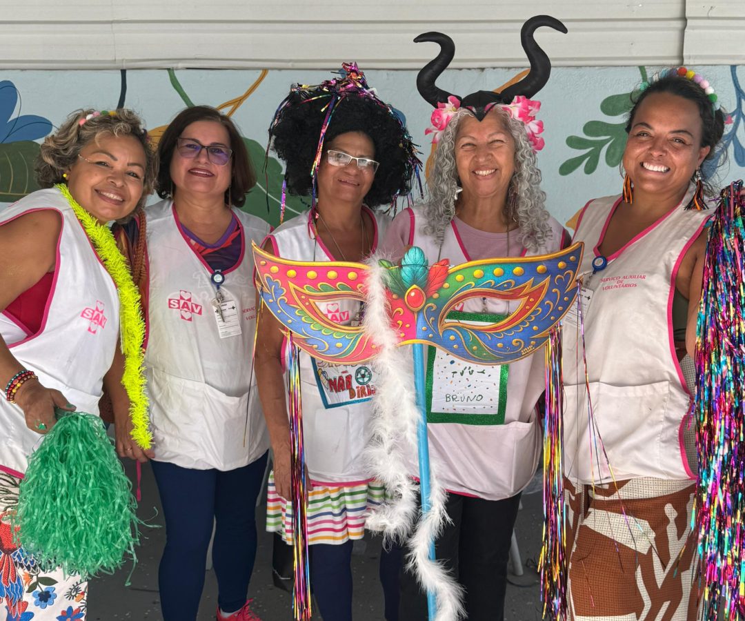 Bloco carnavalesco anima ala de psiquiatria do Hospital de Base