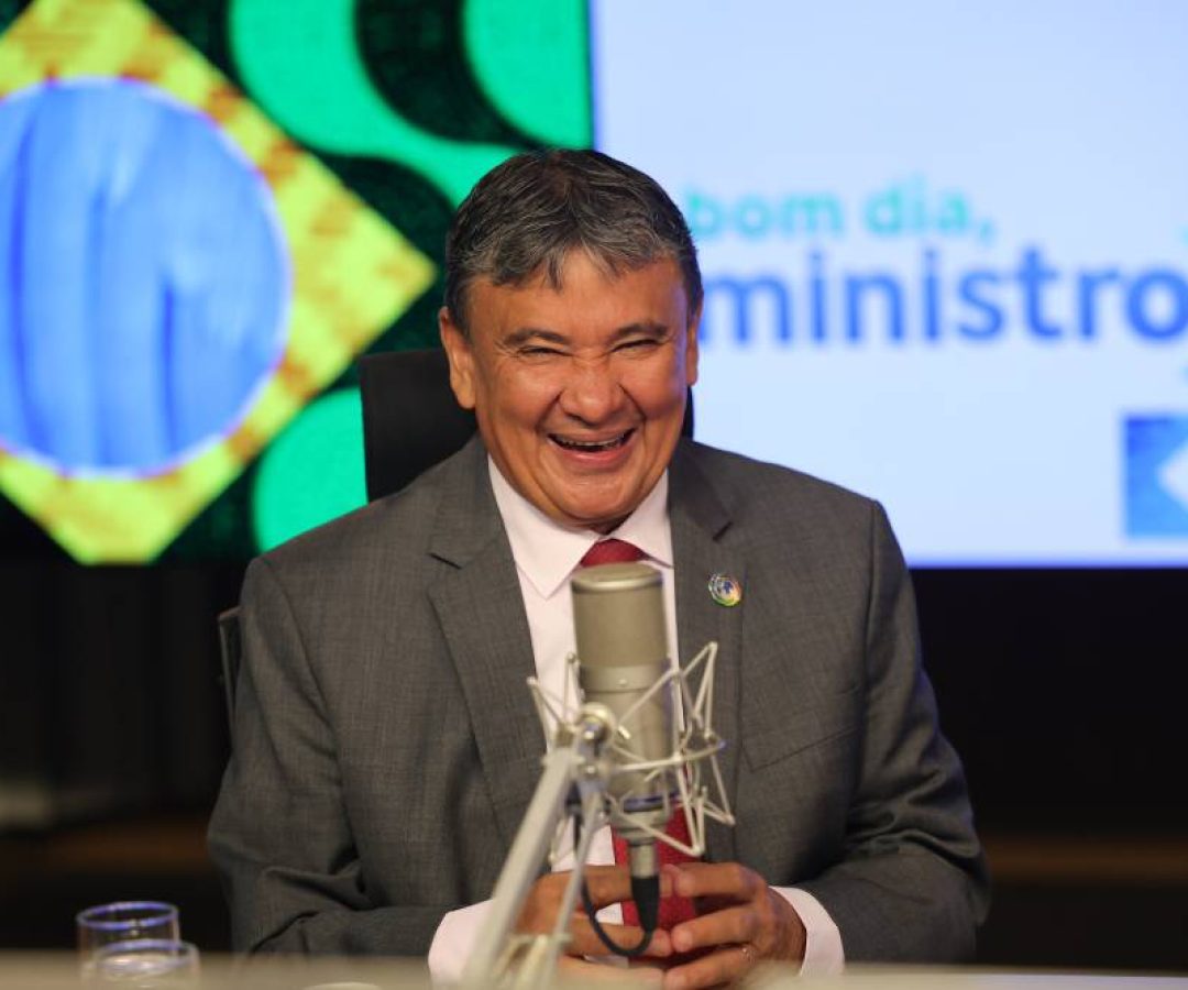 Ministro Wellington Dias entrega alimentos a povos indígenas no Acampamento Terra Livre