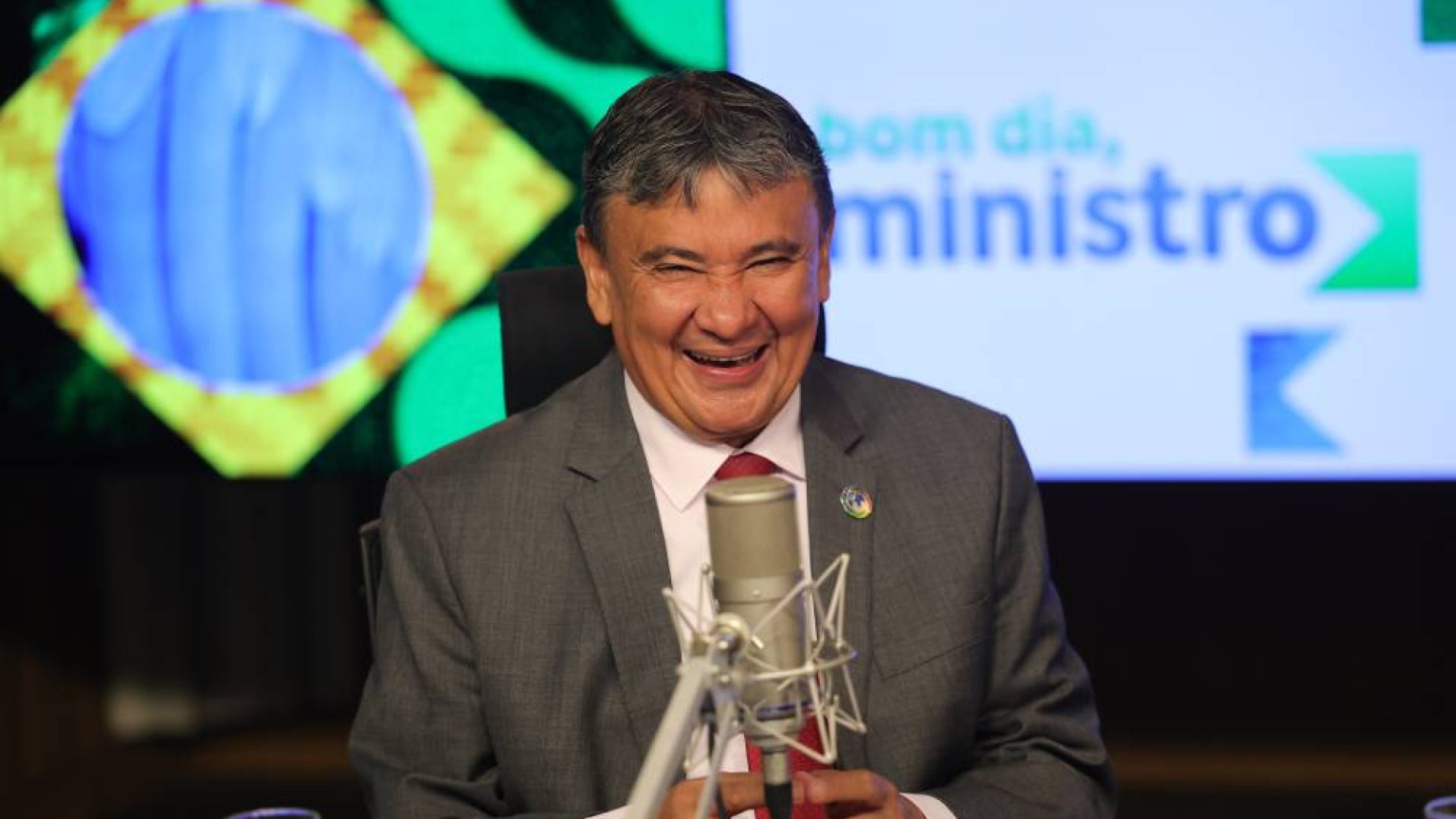 Ministro Wellington Dias entrega alimentos a povos indígenas no Acampamento Terra Livre
