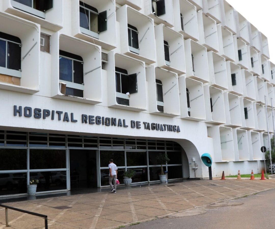 Mãe internada celebra 18 anos do filho com festa surpresa no HRT