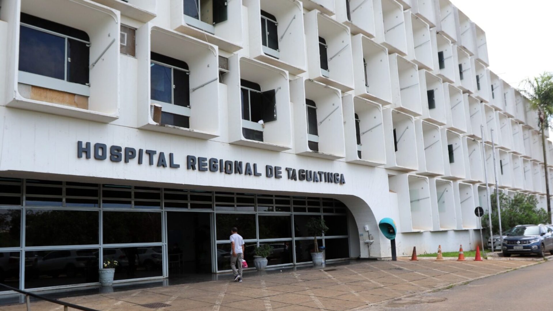 Mãe internada celebra 18 anos do filho com festa surpresa no HRT