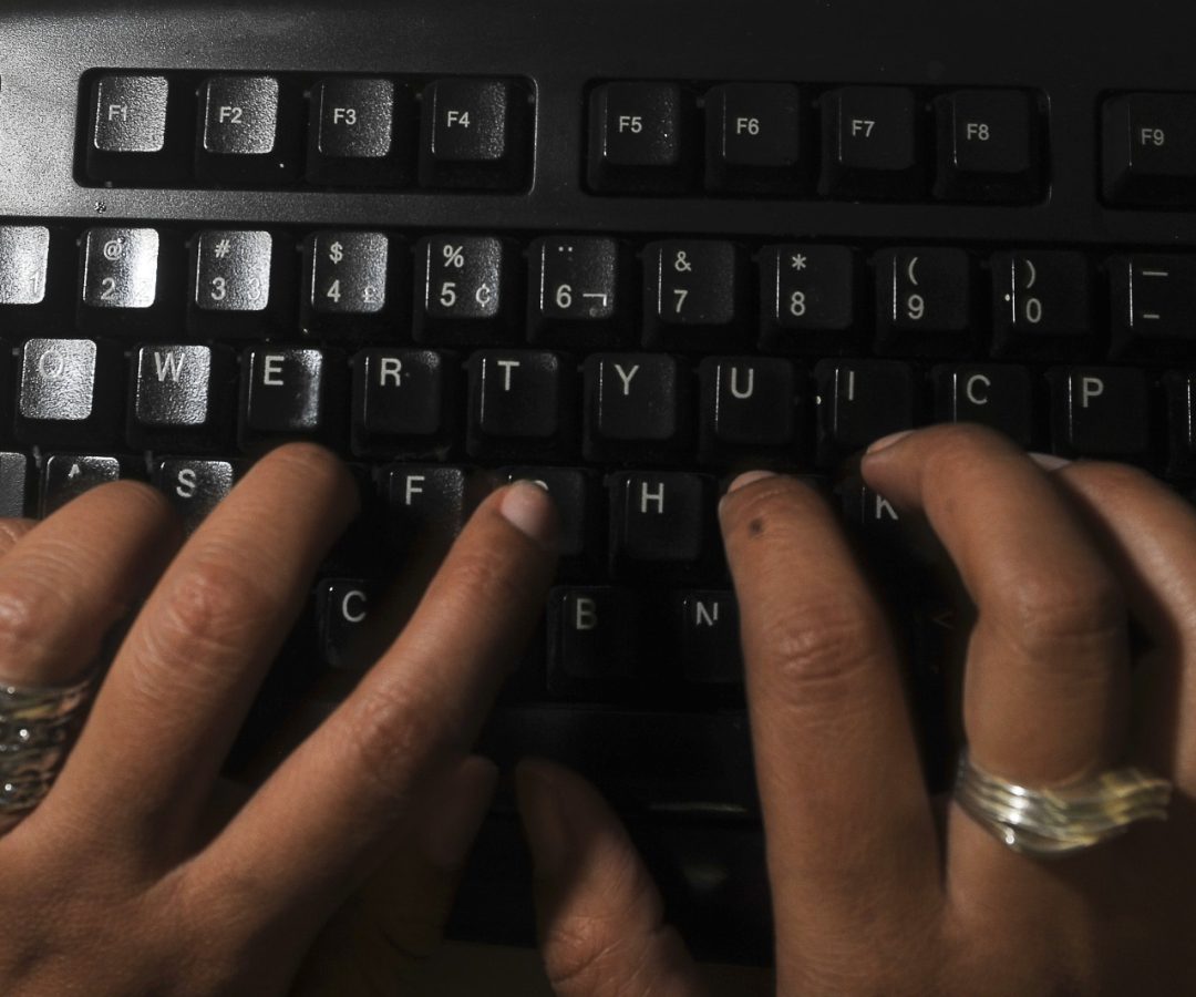 Justiça condena servidora por violar conversas privadas de colega em Taguatinga