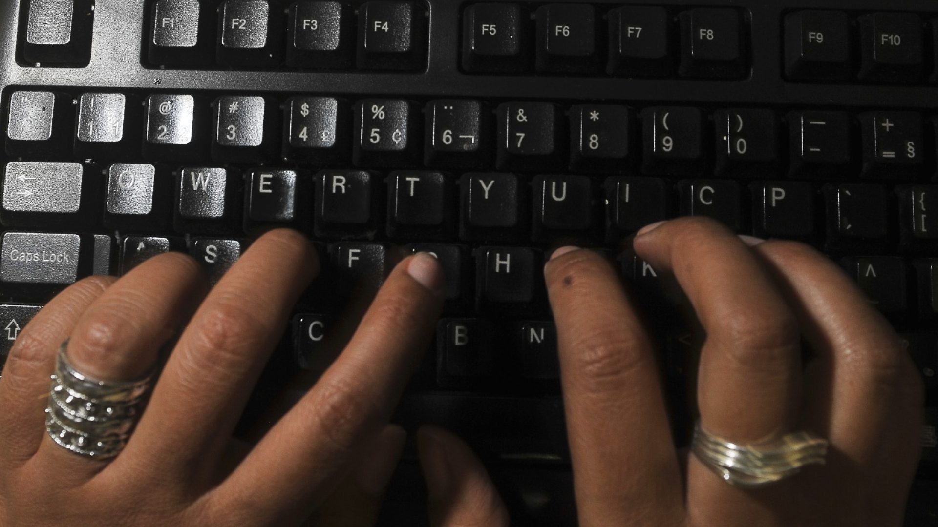 Justiça condena servidora por violar conversas privadas de colega em Taguatinga