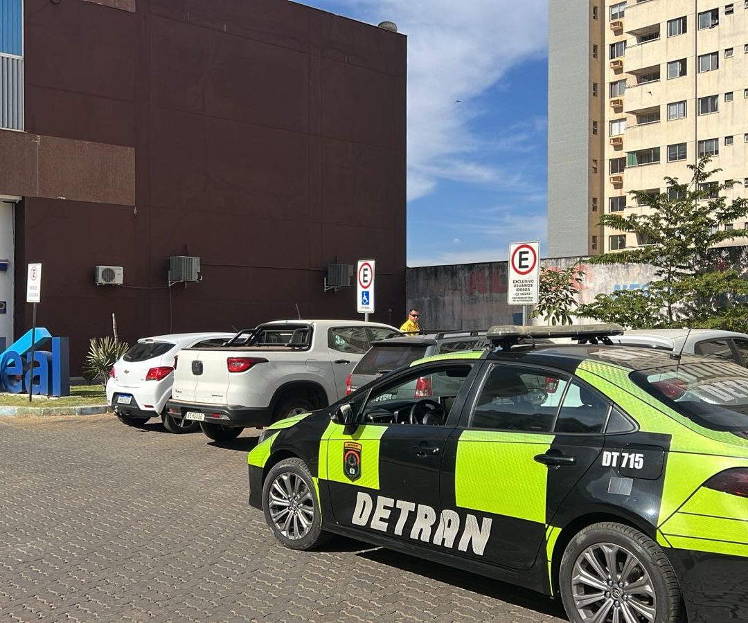 Operação fiscaliza uso irregular de vagas especiais em Taguatinga