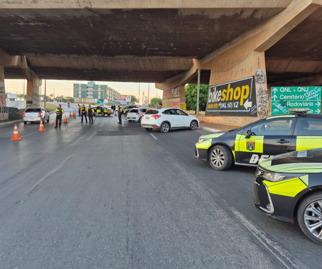 Detran-DF autua mais de 20 motoristas por dirigir embriagado no fim de semana