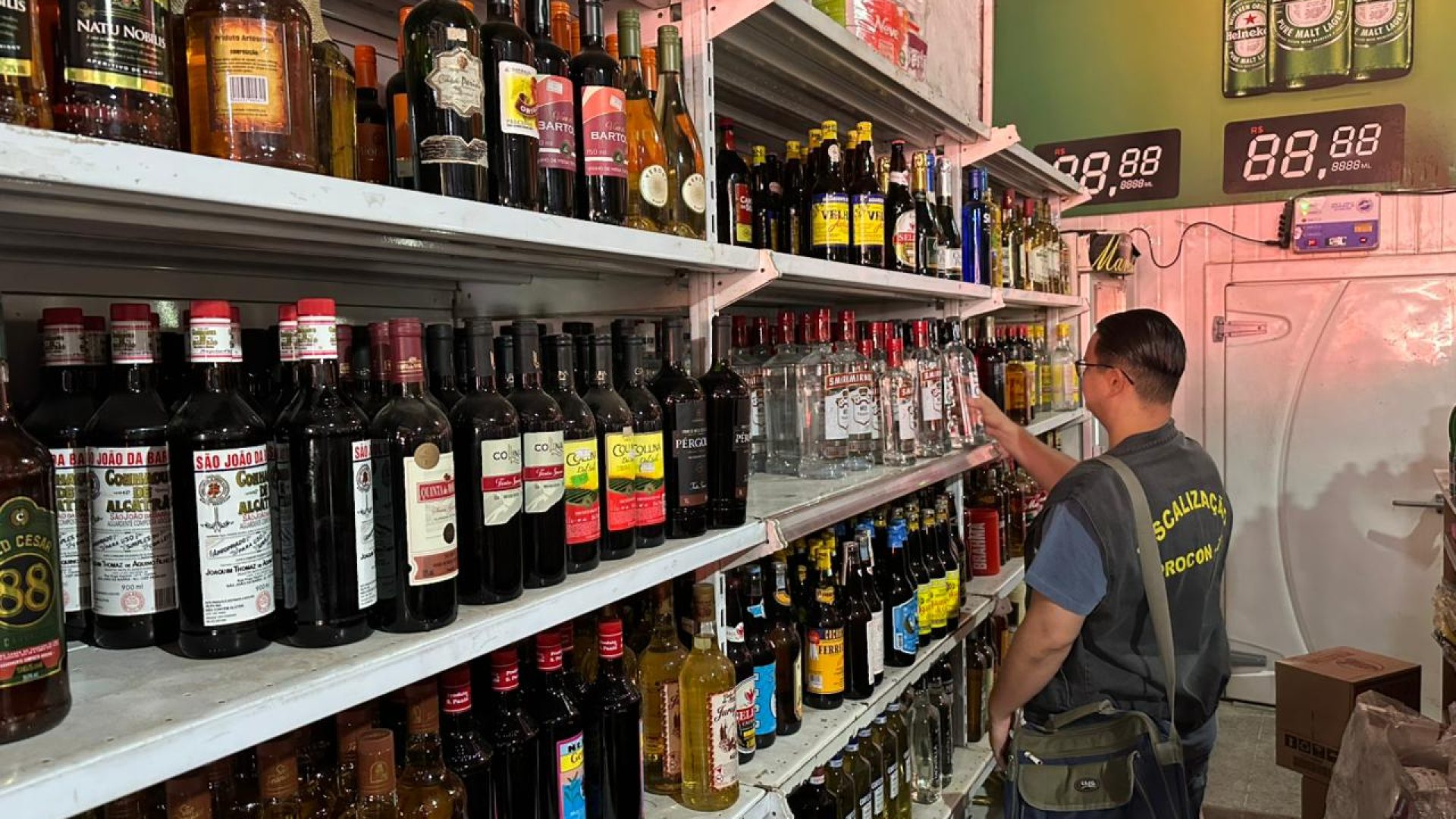 Mais de 10 distribuidoras de bebidas são autuadas por venda de produtos clandestinos no DF