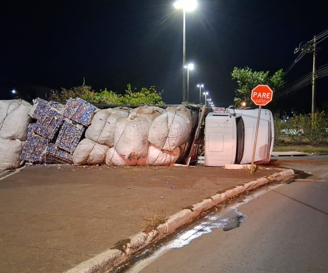 Caminhão tomba em rotatória de Planaltina e deixa um ferido