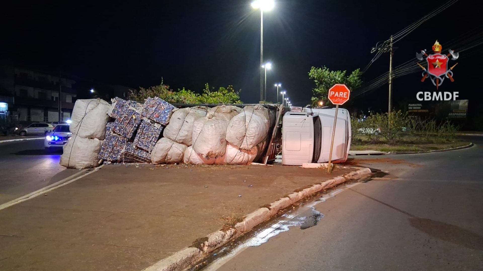 Caminhão tomba em rotatória de Planaltina e deixa um ferido