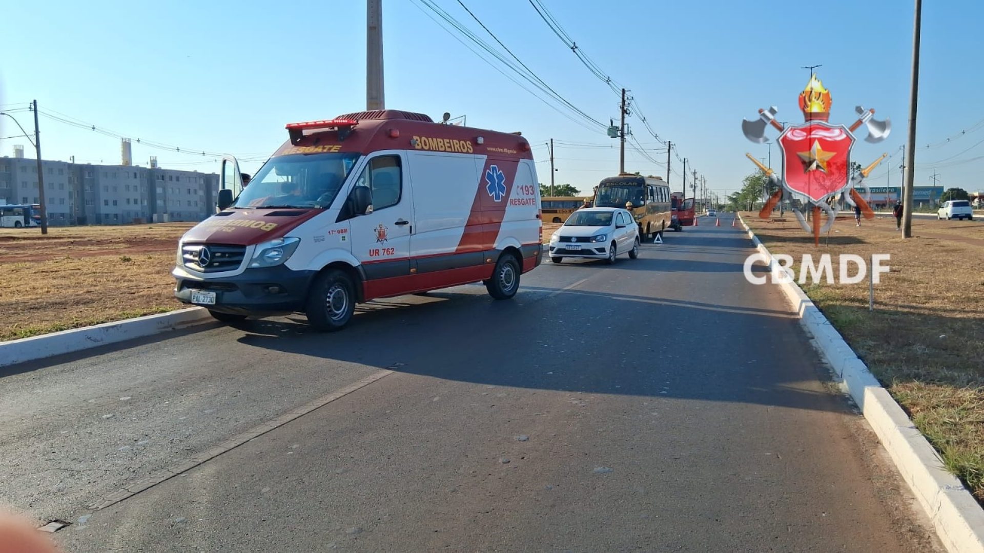 Grávida fica ferida após colisão entre ônibus e carro no Riacho Fundo II