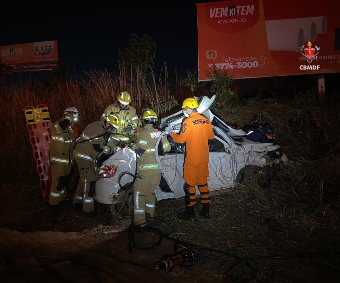 Carro capota na BR-040 e duas pessoas ficam feridas próximo ao acesso de Valparaíso