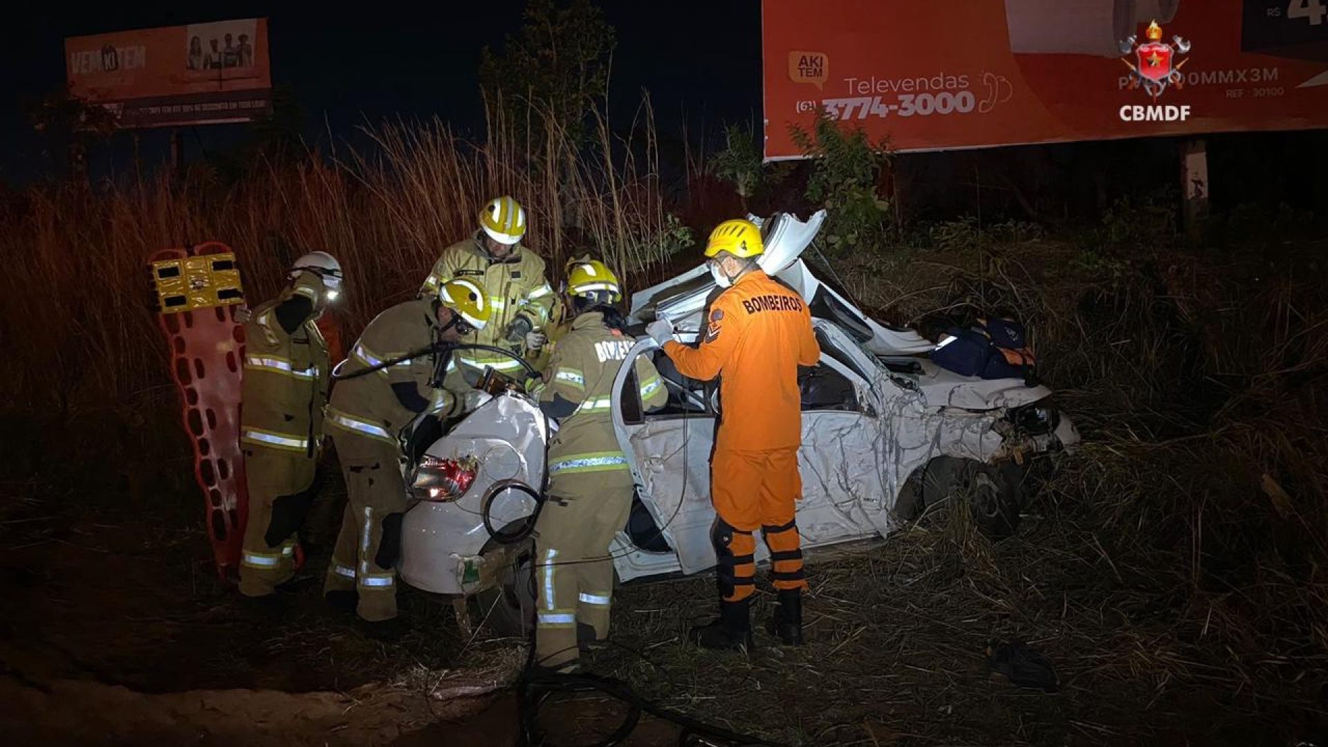 Carro capota na BR-040 e duas pessoas ficam feridas próximo ao acesso de Valparaíso