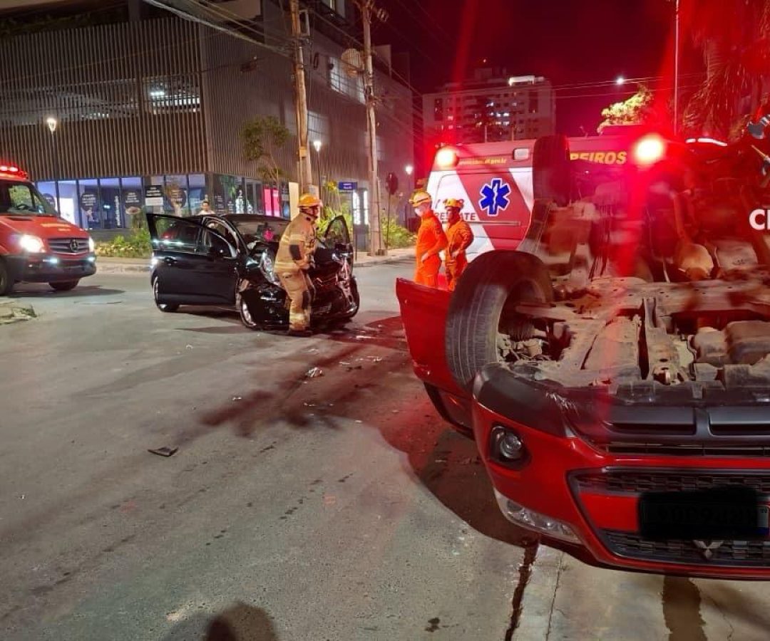 Capotamento em Águas Claras interdita trecho da Avenida Flamboyant