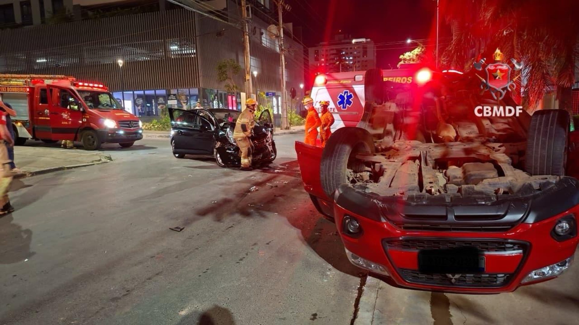 Capotamento em Águas Claras interdita trecho da Avenida Flamboyant