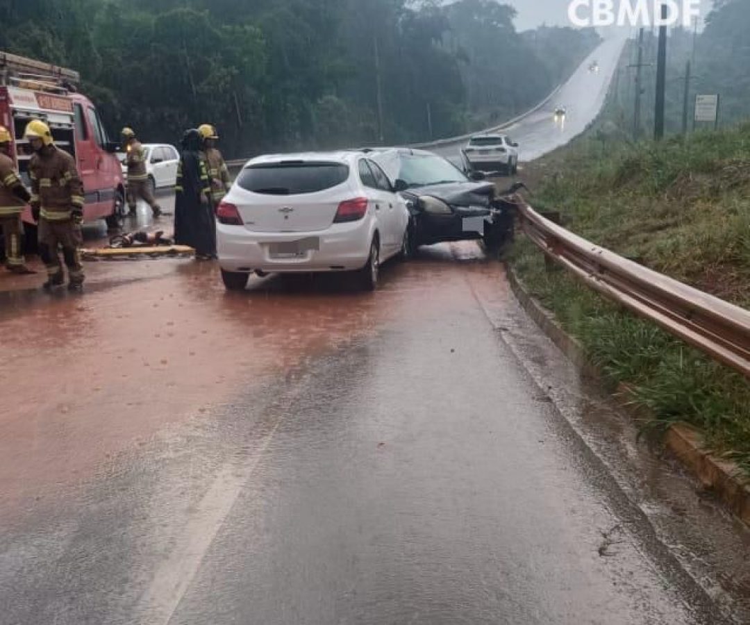 Três pessoas ficam feridas em colisão entre três veículos na saída de Brazlândia