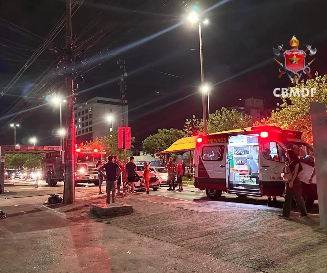 Colisão entre carros provoca bloqueio parcial de via em Samambaia