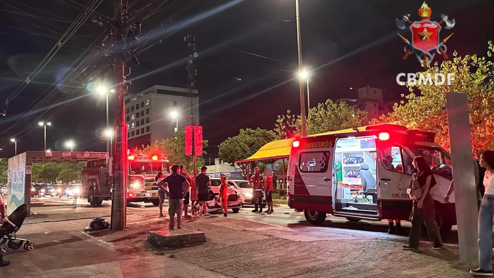 Colisão entre carros provoca bloqueio parcial de via em Samambaia