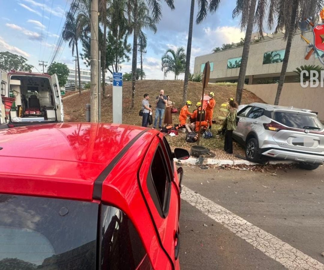 Acidente próximo à Embaixada dos EUA deixa ferida e movimenta equipes de resgate em Brasília