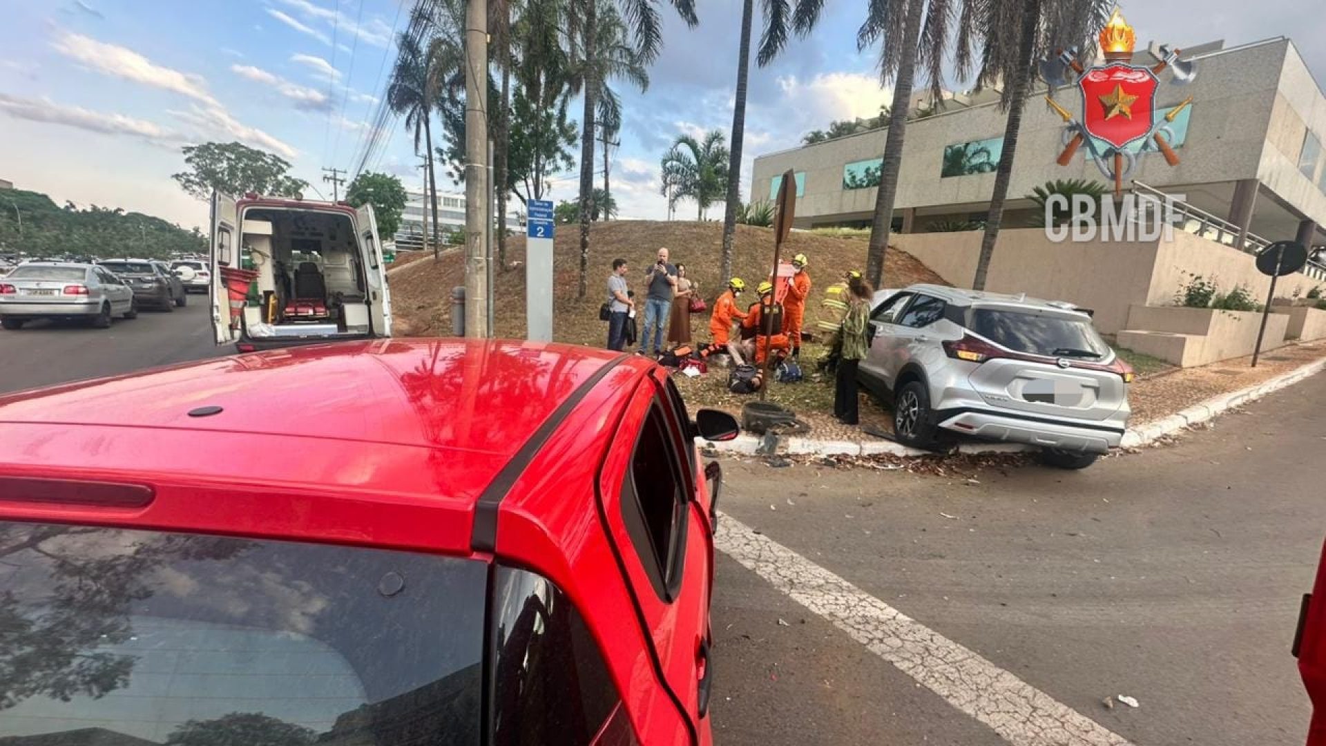Acidente próximo à Embaixada dos EUA deixa ferida e movimenta equipes de resgate em Brasília