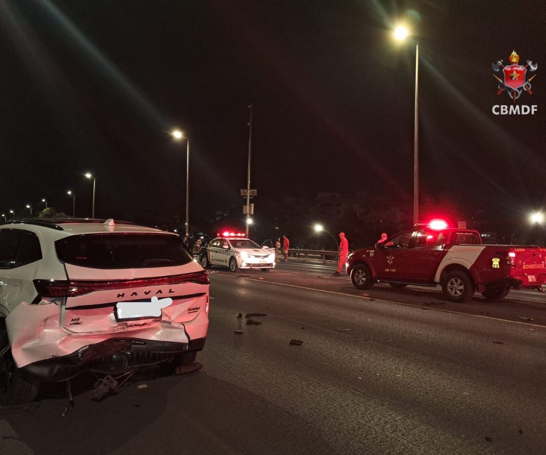 Colisão entre dois carros deixa eixão norte interditado