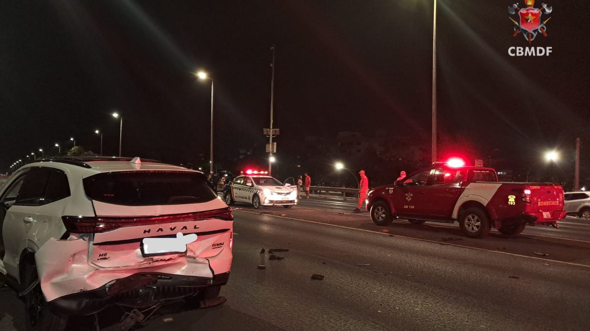Colisão entre dois carros deixa eixão norte interditado