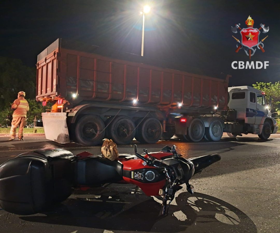 Motociclista fica ferido em colisão com carreta na EPNB