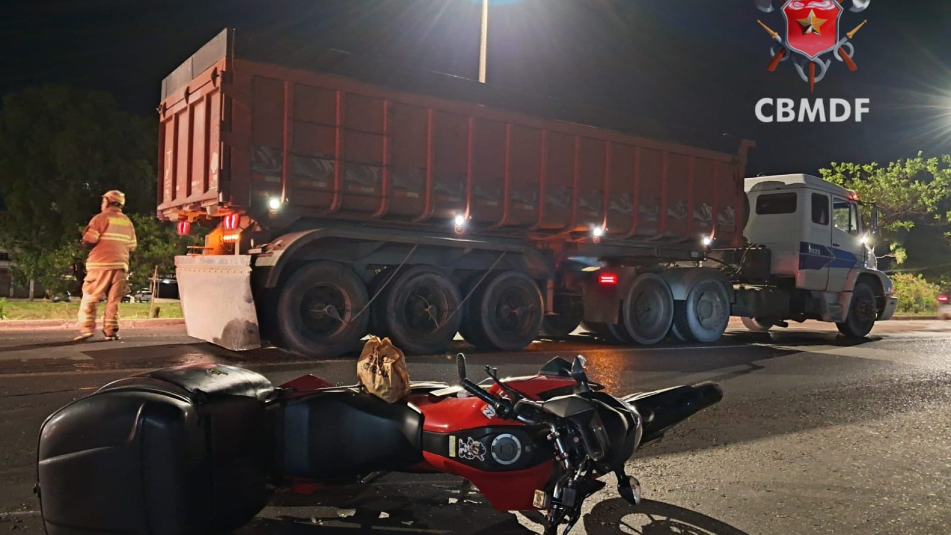 Motociclista fica ferido em colisão com carreta na EPNB