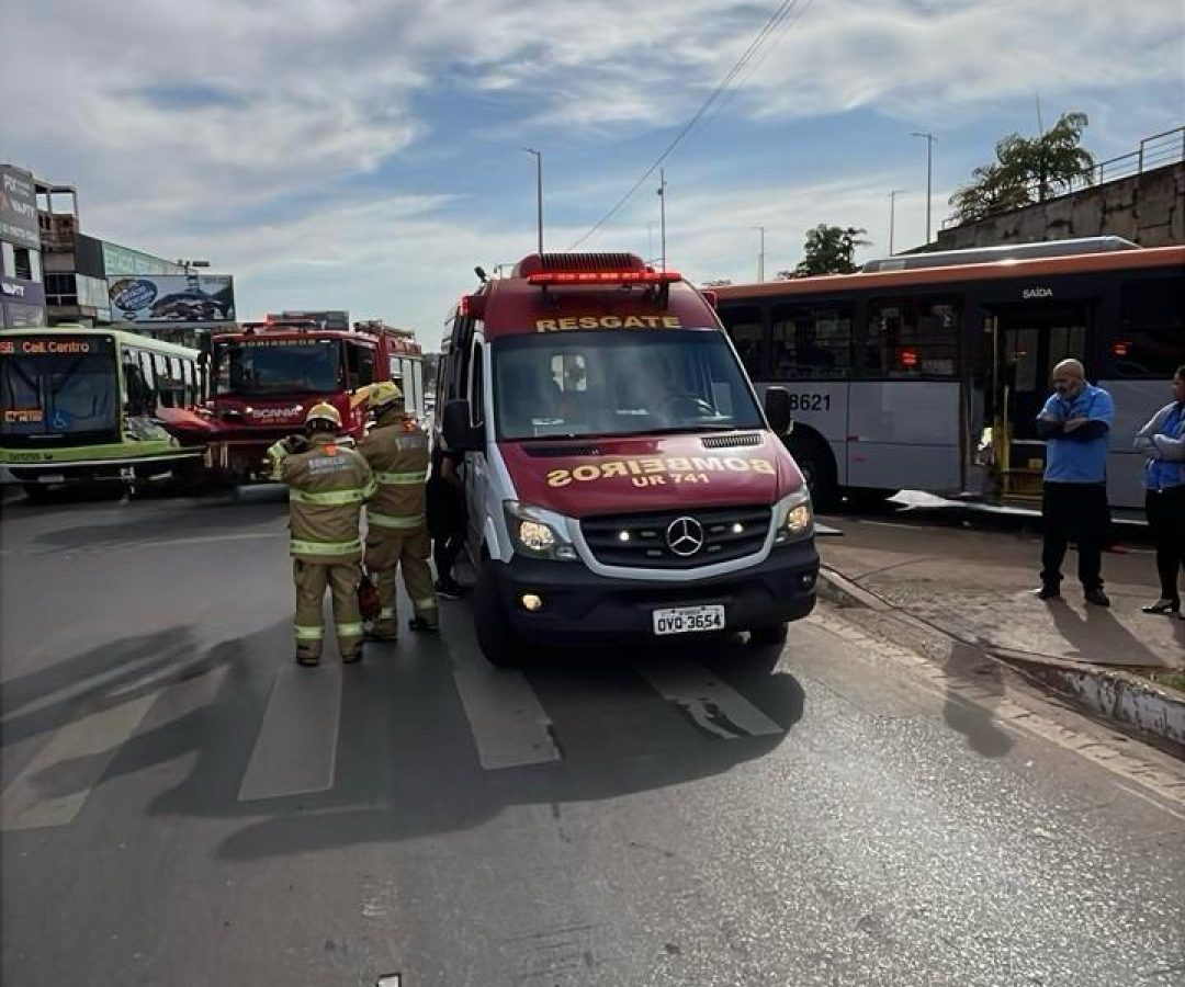Motociclista fica ferido após colisão com ônibus na EPTG