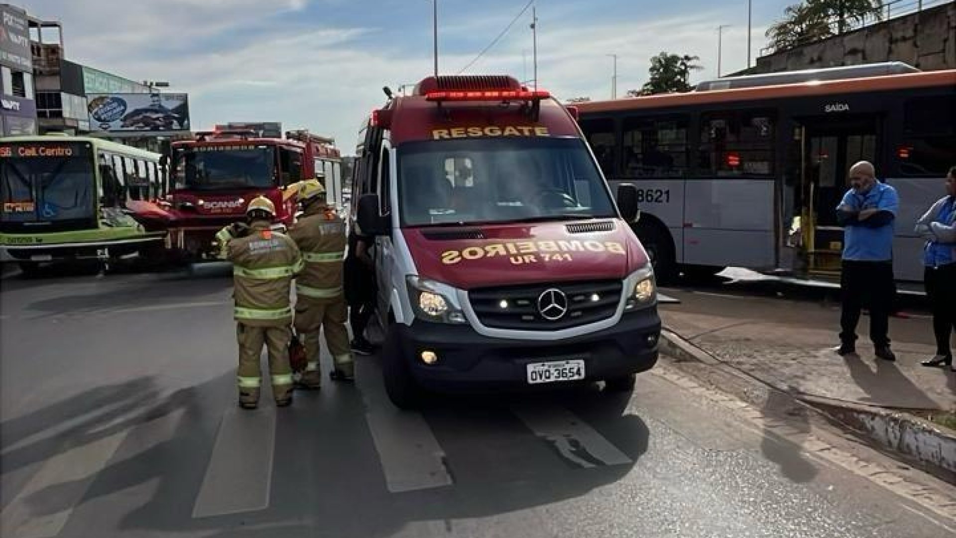Motociclista fica ferido após colisão com ônibus na EPTG