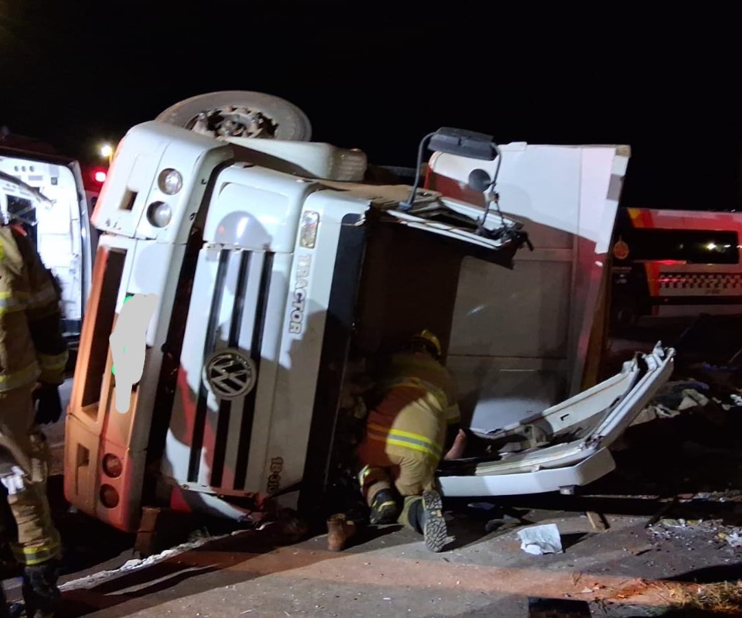 Motorista fica preso às ferragens após caminhão tombar na BR-070