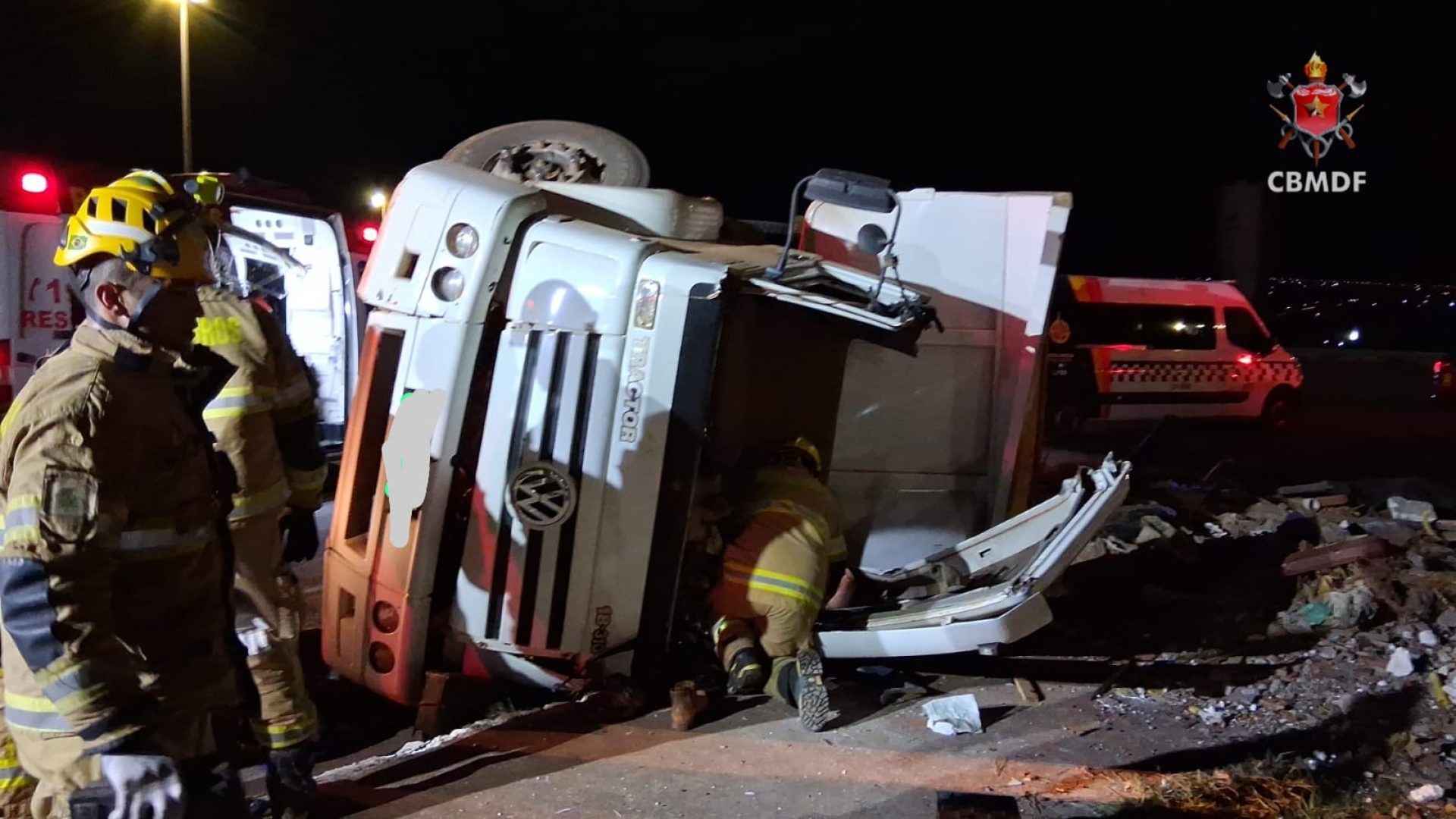 Motorista fica preso às ferragens após caminhão tombar na BR-070