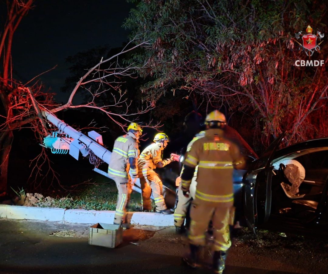 Carro derruba poste após colisão na EPIA Norte