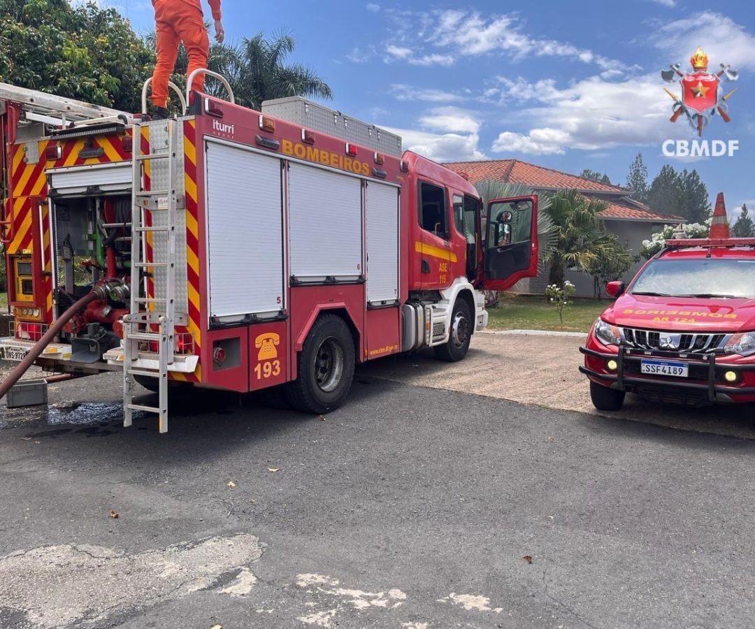 Incêndio atinge residência no Park Way; Corpo de Bombeiros controla as chamas e evita maiores danos