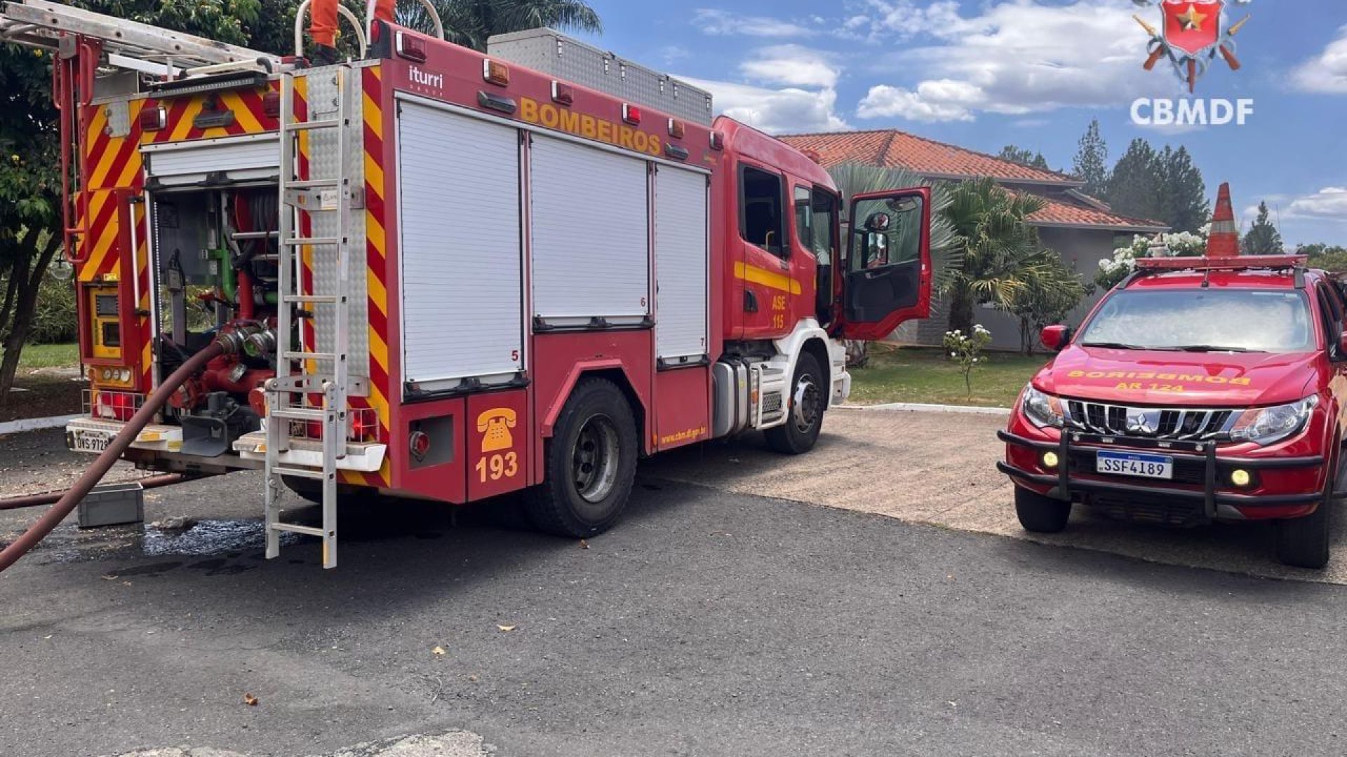 Incêndio atinge residência no Park Way; Corpo de Bombeiros controla as chamas e evita maiores danos